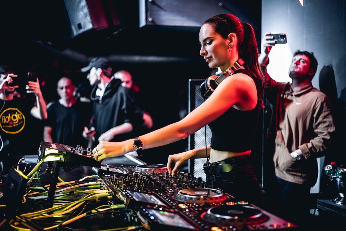 DJ