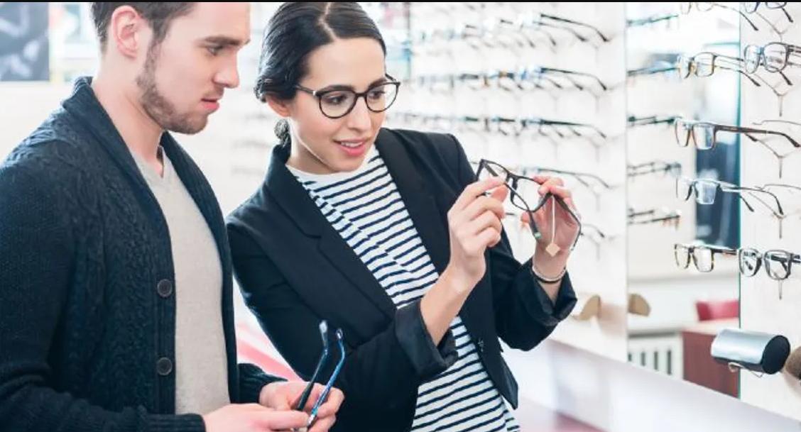 lunettes dans un commerce de détail d'optique